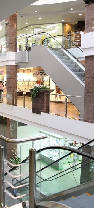 winkelcentrum met meerdere etages en roltrappen