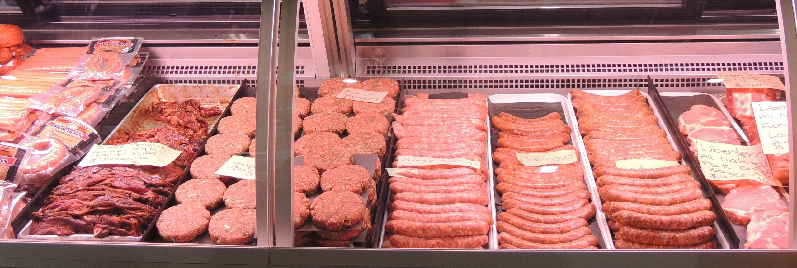 vitrine van slagerij met verschillende vleeswaren gepresenteerd