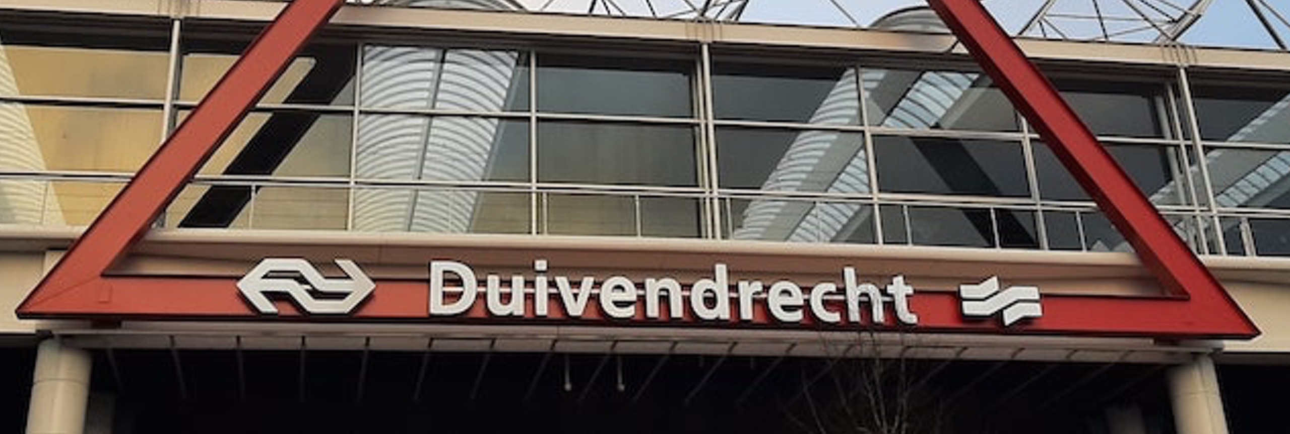 Station Duivendrecht met het NS logo, ramen en een rode driehoek