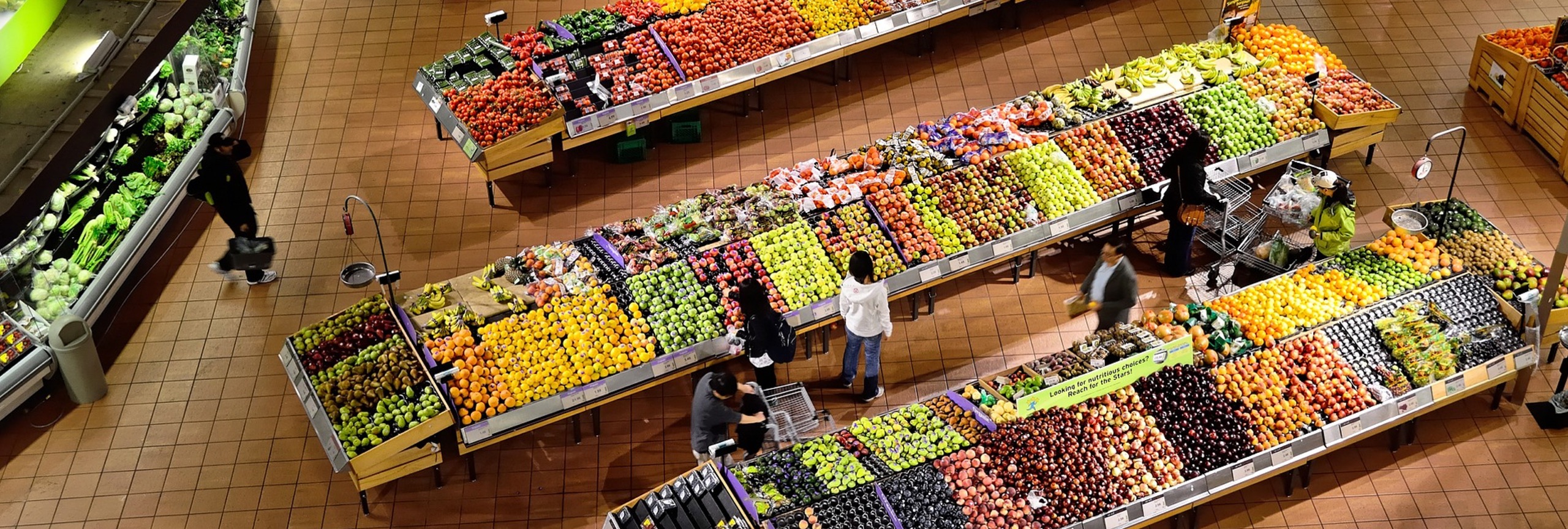 Groente en fruit afdeling van een supermarkt met verschillende groente en fruit